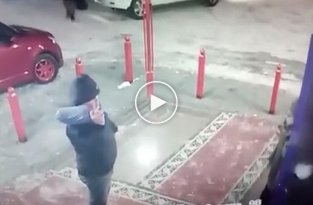 Мужчина напал на женщину с ребенком за медлительность в магазине