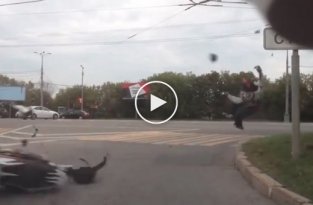 Невезучий мотоциклист против бордюра