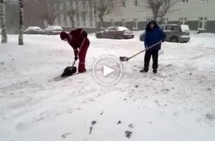 В Кирове врачам скорой помощи пришлось самим убирать снег