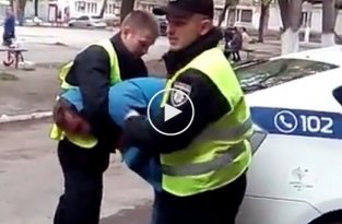 В Кременчуге на Авроре женщины пытались «отбить» у полиции правонарушителя