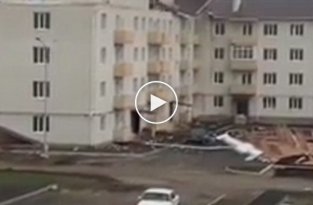 Сильный ветер сорвал крышу с жилого дома