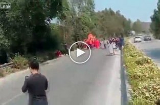 Водитель китайской фуры не смог остановиться на большой скорости и наехал на людей учавствовших в параде