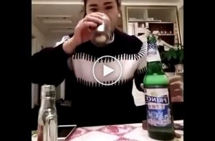 Азиатка уничтожает алкогольные напитки