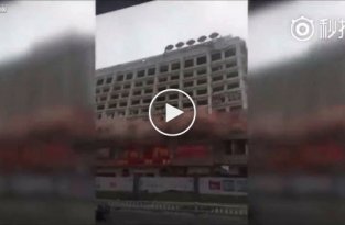 12-этажное здание в Китае снесли в нескольких метрах от дороги и прохожих