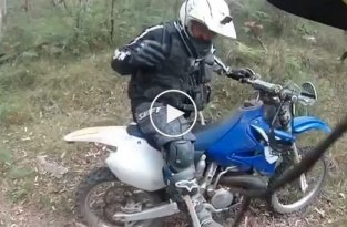 Мотоциклист загнал себе палку в ногу в неудачном заезде по лесу
