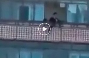 В Энергодаре, женщина выбросила 12-ти летнюю дочь с балкона
