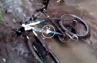Прокатился на большой скорости на велосипеде по грязи (тише звук)