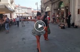 Балерина из Палестины не устояла перед мелодией уличного музыканта в Италии