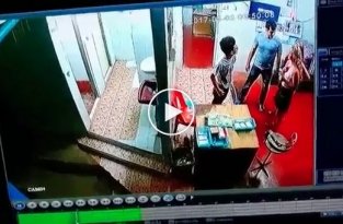 Турист не захотел платить за пользование туалетом 10-летнему кассиру и избил его