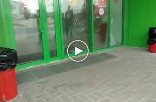 Пожилой житель Старого Оскола тележкой разбил стекло супермаркета