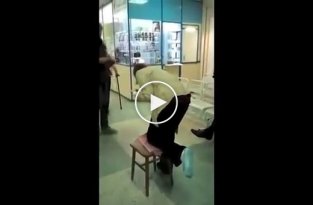 В Новосибирской поликлинике пациентке с переломом руки и ноги пришлось передвигаться с помощью деревянной табуретки