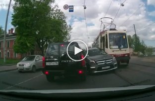 Мерседес заехал под трамвай в Петербурге