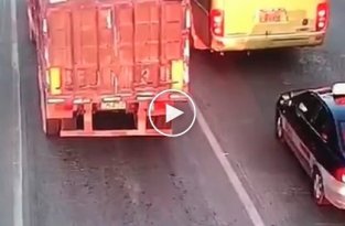Китайский мотоциклист влетел в фуру