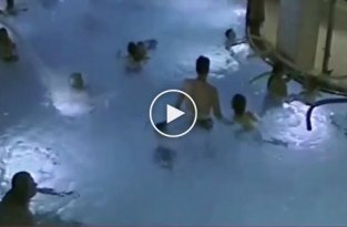В бассейне Хельсинки взрослые обходили стороной тонущего мальчика
