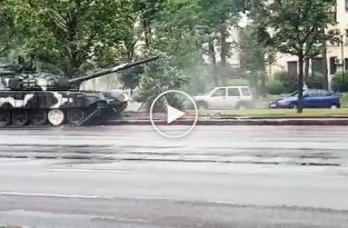 В центре Минска танк врезался в столб