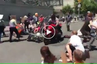 Мотоциклист проехал мимо лежащих на асфальте демонстрантов