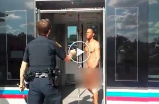 Голый неадекватный темнокожий мужчина распылял по вагону неизвестную жидкость, а после ударил полицейского по лицу