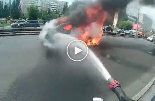Тушение пожара в автомобиле от первого лица
