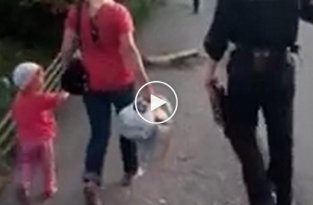 Полицейский задержал женщину с ребёнком
