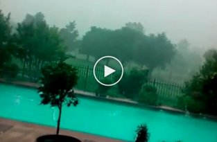 Мужчина снял бассейн во время жуткого шторма с градом