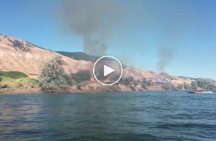 Канадские лодочники боролись с огнем с помощью струи воды от своей лодки