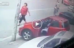 Девушка попыталась остановить автомобиль ногой