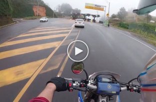Мотоциклист ушел от полицейских