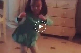 Девочка красиво танцует под популярную песню