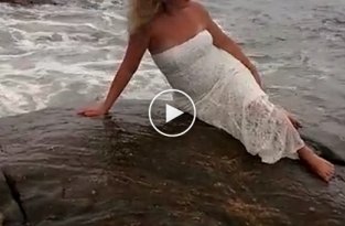 Девушка хотела сделать фото на фоне океана