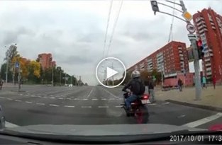 Мотоциклиста попытался сделать трюк на глазах у милиции