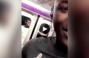 Пассажир метро в Нью-Йорке прокатился снаружи поезда