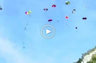 25 парашютистов одновременно прыгнули с подвесного моста в Сочи
