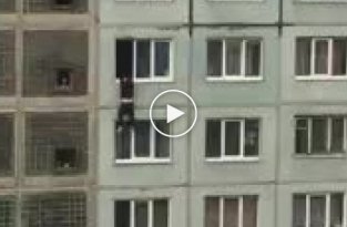 Житель Кемерова выпал из окна, пытаясь напугать соседей