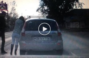 В Красноярске пассажир избил девушку-водителя из-за ДТП