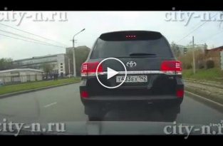 В Новокузнецке водитель Крузака устроил разборки во дворе офисного здания