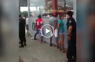 Бразильский полицейский ударил провоцировавшую его коллег воровку