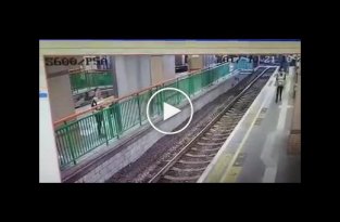 В Китае прохожий столкнул сотрудницу железнодорожной станции на рельсы без какой-либо причины