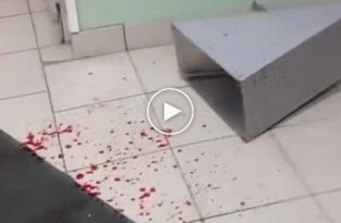 Мужчина напал с топором на сотрудника магазина, нанеся ему травму головы