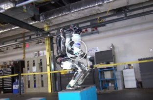 Робот Atlas компании Boston Dynamics научился делать сальто