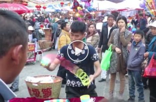 Эффектное шоу с пружинкой-радугой от уличного продавца в Китае