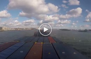 Добро пожаловать на борт. Заход судна в порт Роттердам в ускоренном видео