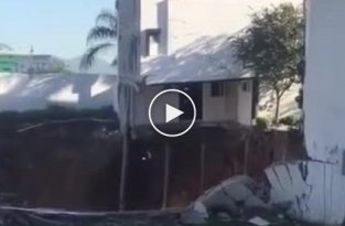В Мексике жилой дом рухнул в строительный котлован