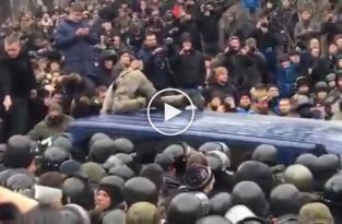 В Киеве сторонники Саакашвили требуют отставки Порошенко