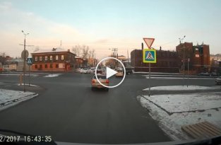 Столкновение на перекрестке в Барнауле