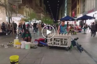 Шикарное выступление уличных музыкантов, играющих на ведрах и водопроводных трубах
