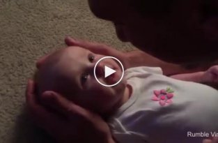 Папа мило поет маленькой дочке песню  «Ты так прекрасна»
