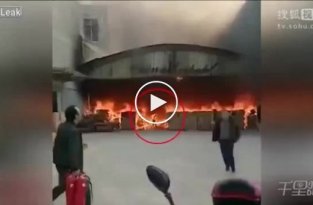 Женщина объятая огнем выбежала из горящего здания в Китае