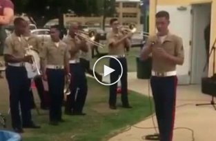 Армейский музыкальный коллектив поют Эминема в перерыве