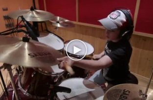 13-летний музыкант сыграл песню Master Of Puppets - Metallica