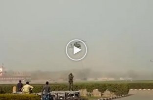 Индийские солдаты упали с вертолета во время тренировки